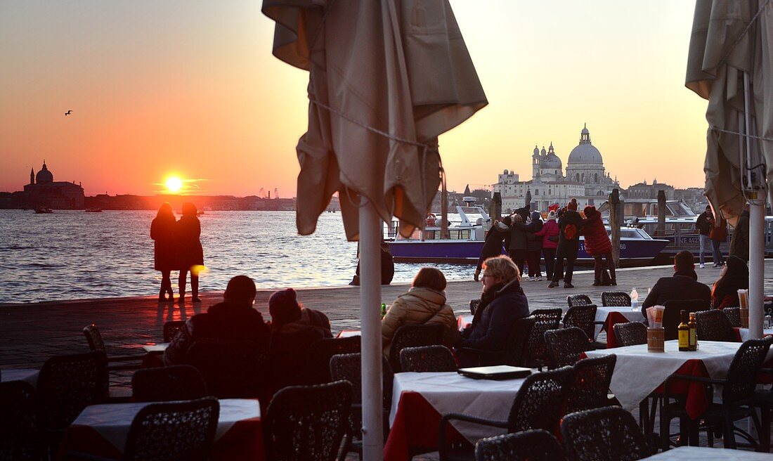 Sonnenuntergang mit San Giorgio Maggiore im Canale di San Marco, Venedig, Italien