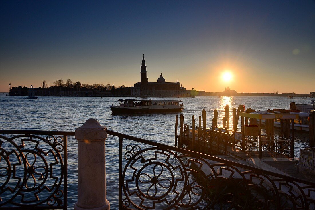 Sonnenuntergang mit San Giorgio Maggiore im Canale di San Marco, Venedig, Italien