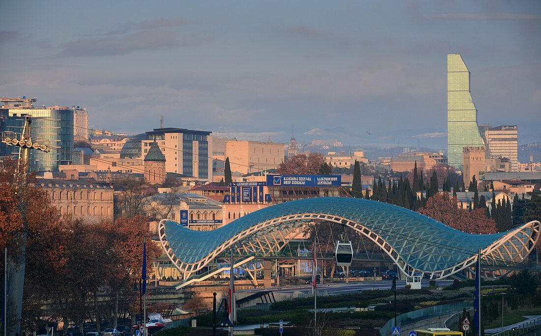 Friedensbrücke über den Mtkvari Fluß, Tiflis, Georgien