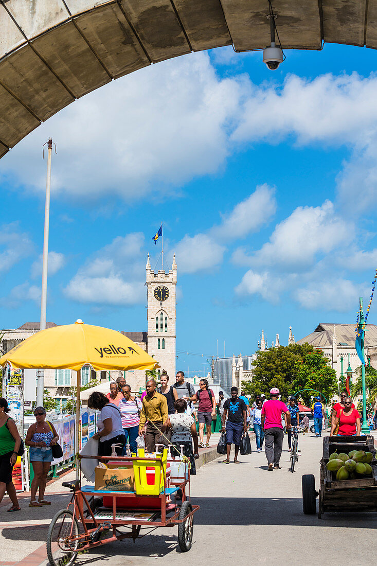 Blick auf die Chamberlain Bridge und Uhrturm, Parlamentsgebäude in Bridgetown, Barbados, Karibik, Kleine Antillen