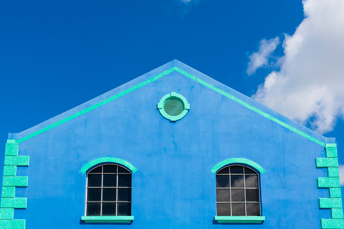 Blaues Haus in der Altstadt von Bridgetown, Barbados, Karibik, Kleine Antillen