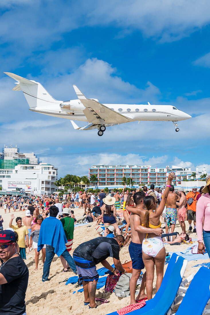 Der volle Maho Beach, Landeanflug eines Jets, Philipsburg, St. Martin, Karibik, Kleine Antillen