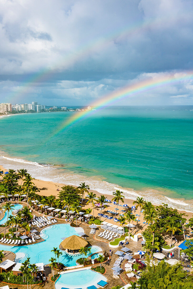 Blick auf den Atlantik, Strand mit Regenbogen, San Juan, Puerto Rico, Karibik, USA