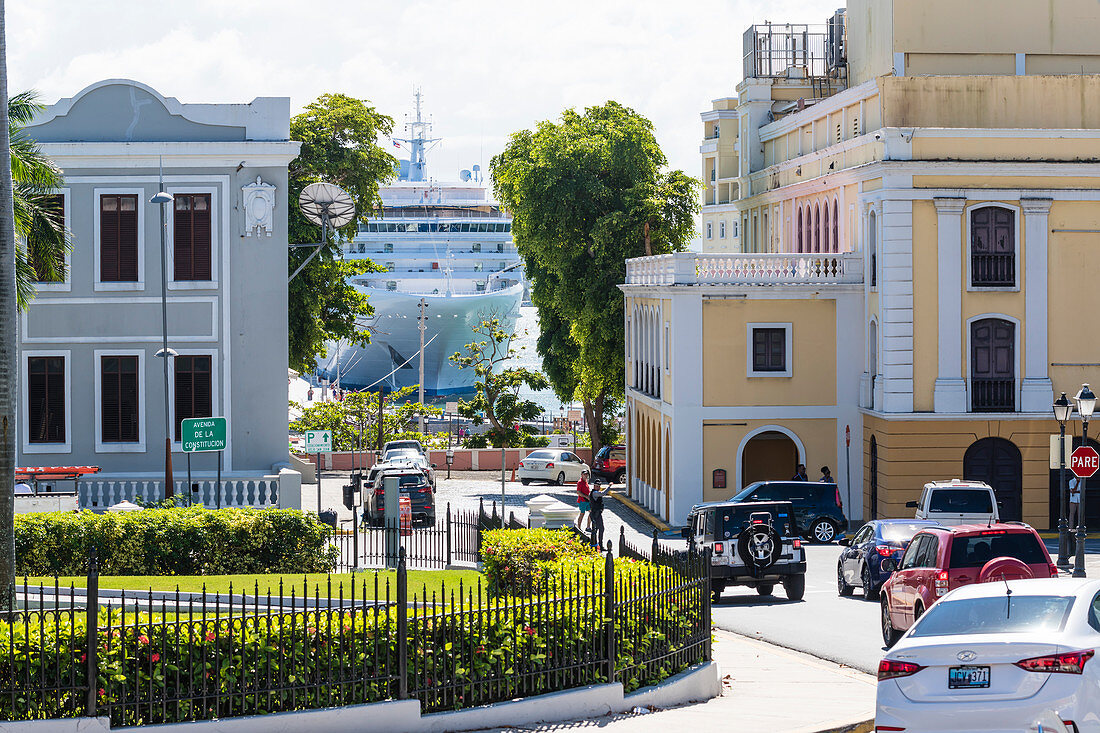 Altstadt mit Kreuzfahrtschiff im Hafen, San Juan, Puerto Rico, Karibik, USA