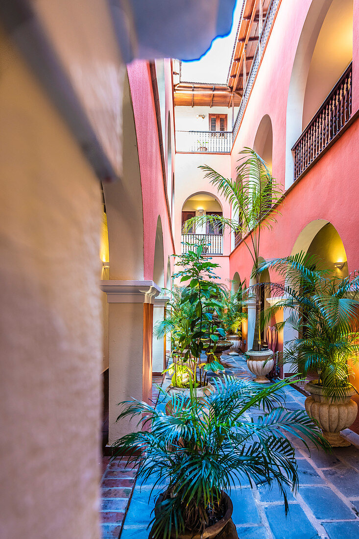 Innenhof eines historischen Wohhauses in der Altstadt von San Juan, Puerto Rico, Karibik, USA