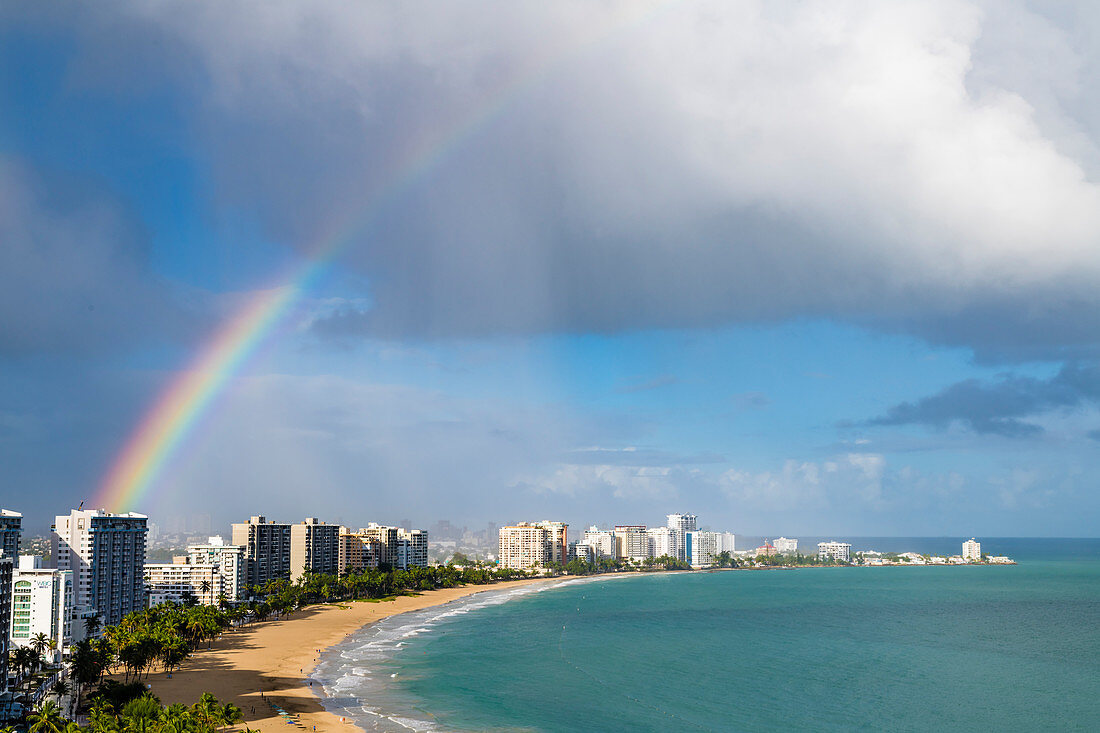 Blick auf den Atlantik, Strand mit Regenbogen, San Juan, Puerto Rico, Karibik, USA