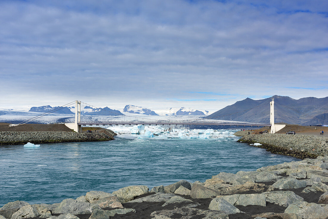 Die Brücke vor der Gletscherzunge Skaftafelljökull, Island, Europa