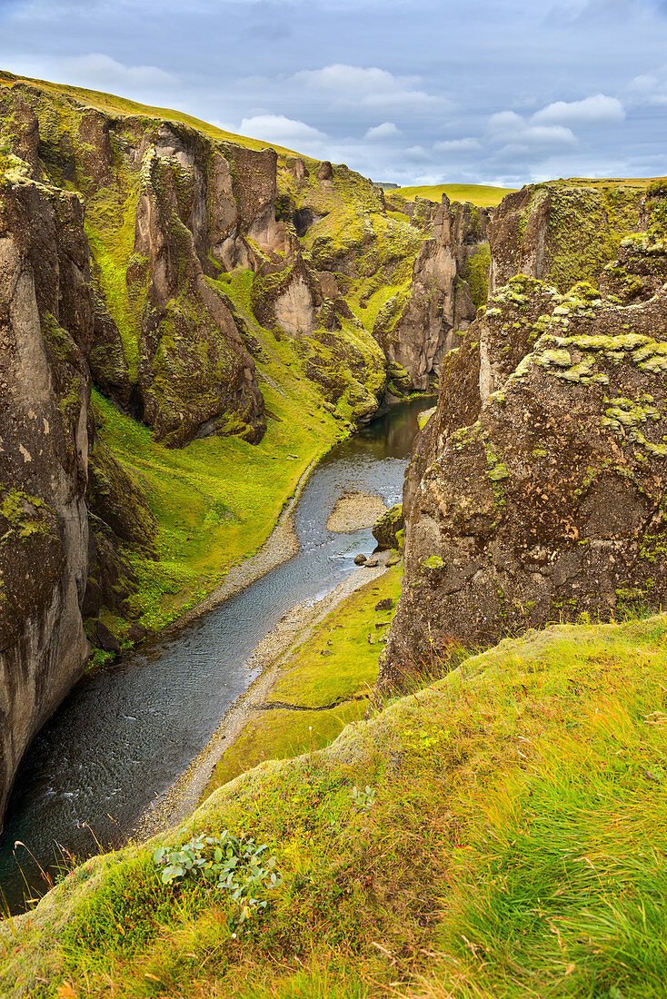 Der mit Moos bewachsene Canyon Fjadrargljufur, Island, Europa