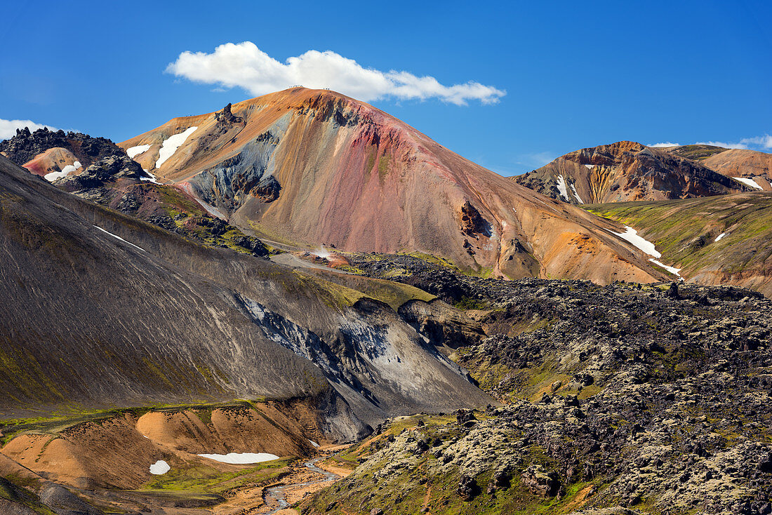 Der Vulkan Brennisteinsalda mit Schneeresten im Gebiet Landmannalaugar, Island, Europa