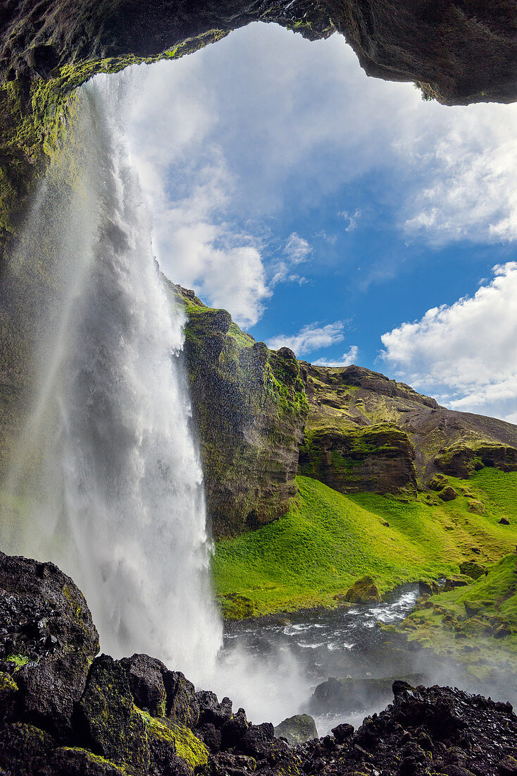 Seitlicher Blick auf den Wasserfall Kvernufoss im Sommer, Island, Europa