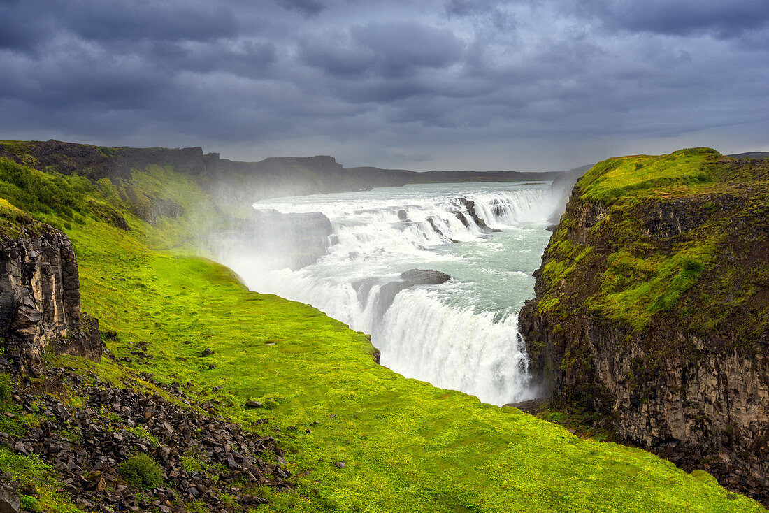 Aufziehender Sturm am Wasserfall Gullfoss, Island, Europa