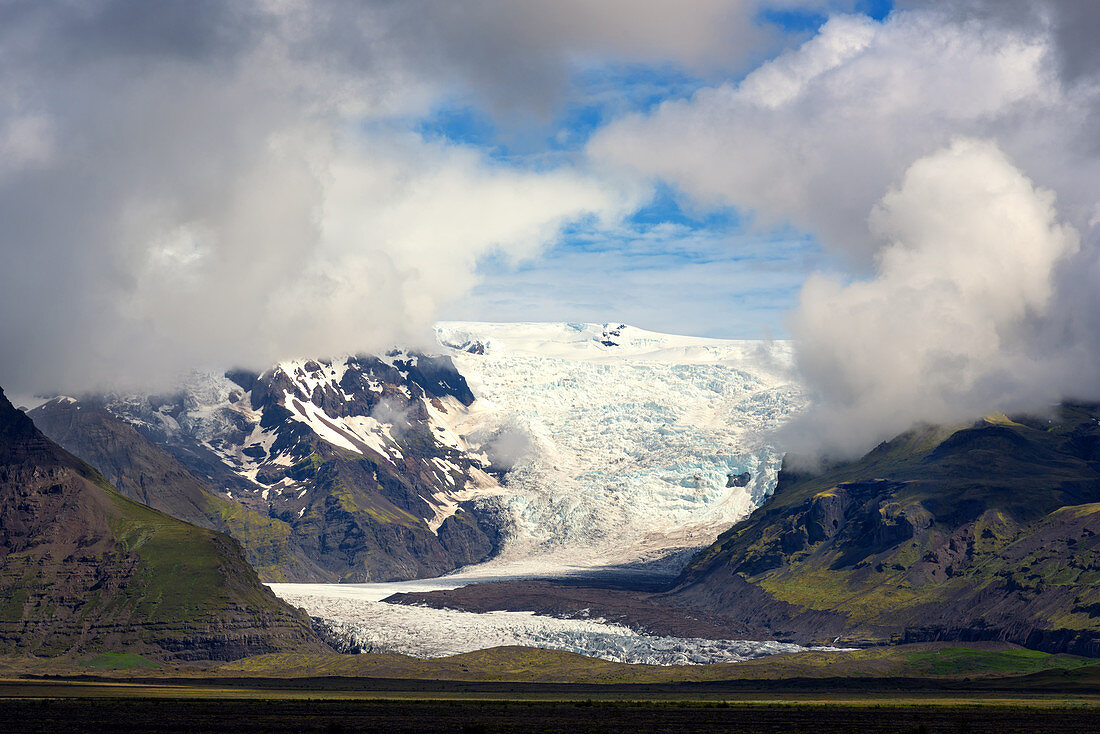 Die Gletscherzunge Svinafellsjökull und Berge, Island, Europa