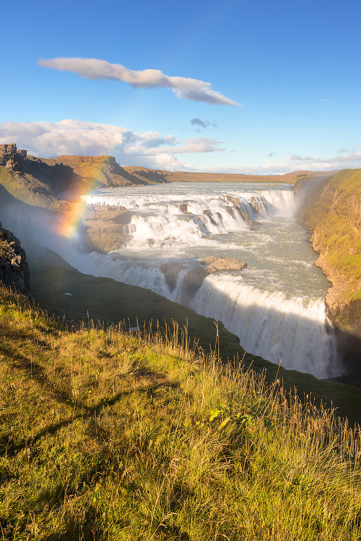 Der Wasserfall Gullfoss, mit Regenbogen im Sonnenschein, Island, Europa