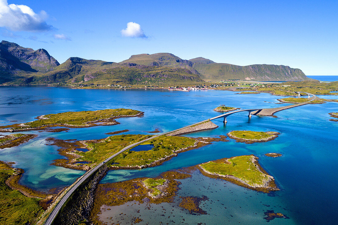 Brücke zum Dorf Fredvang auf der Insel Moskenesoya, Lofoten, Norwegen, Europa
