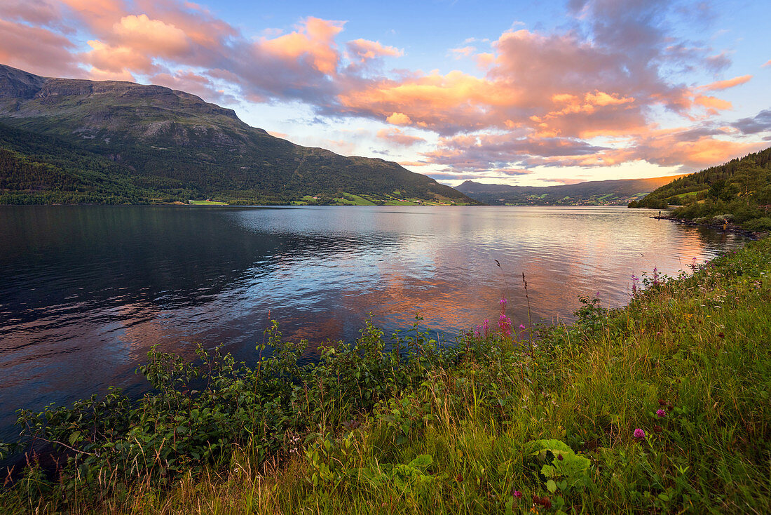 Ein See bei Sonnenuntergang im Fjordland von Vangsmjøse, Vang, Oppland, Norwegen, Europa