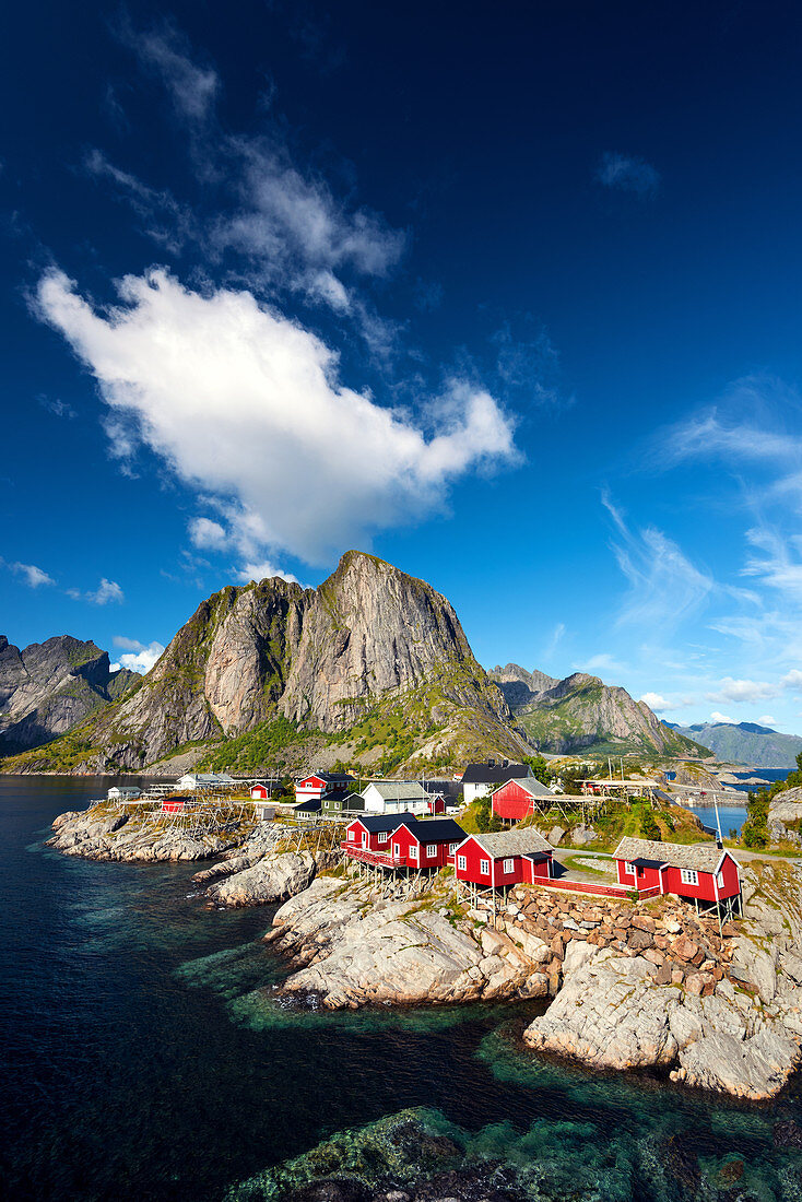 Hütten des Fischerdorfes Hamnoya, auf der Insel Moskenesoya, Lofoten, Norwegen, Europa