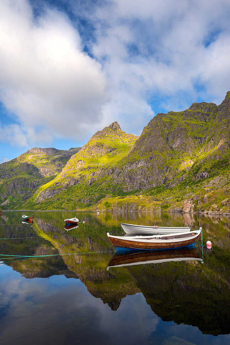 Kleine Boote im See Agvatnet, im Nationalpark Lofotodden, Insel Moskenesoya, Lofoten, Norwegen, Europa