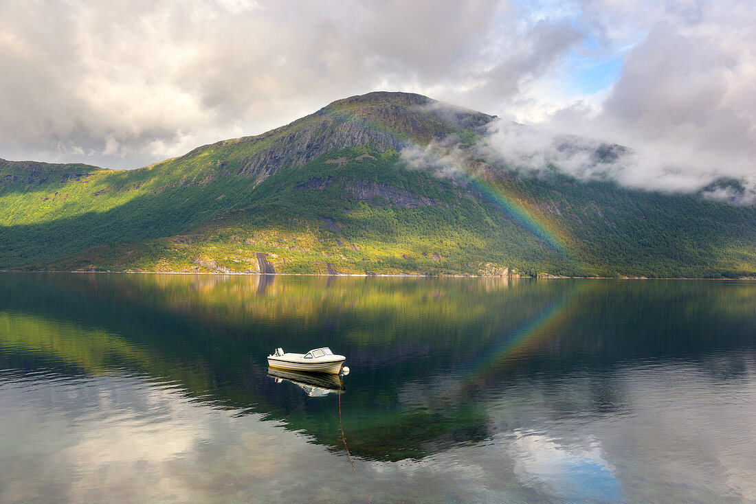 Der Berg Karikollen und ein kleines Boot mit Regenbogen in Efjorden, Ofoten, Nordland, Norwegen, Europa