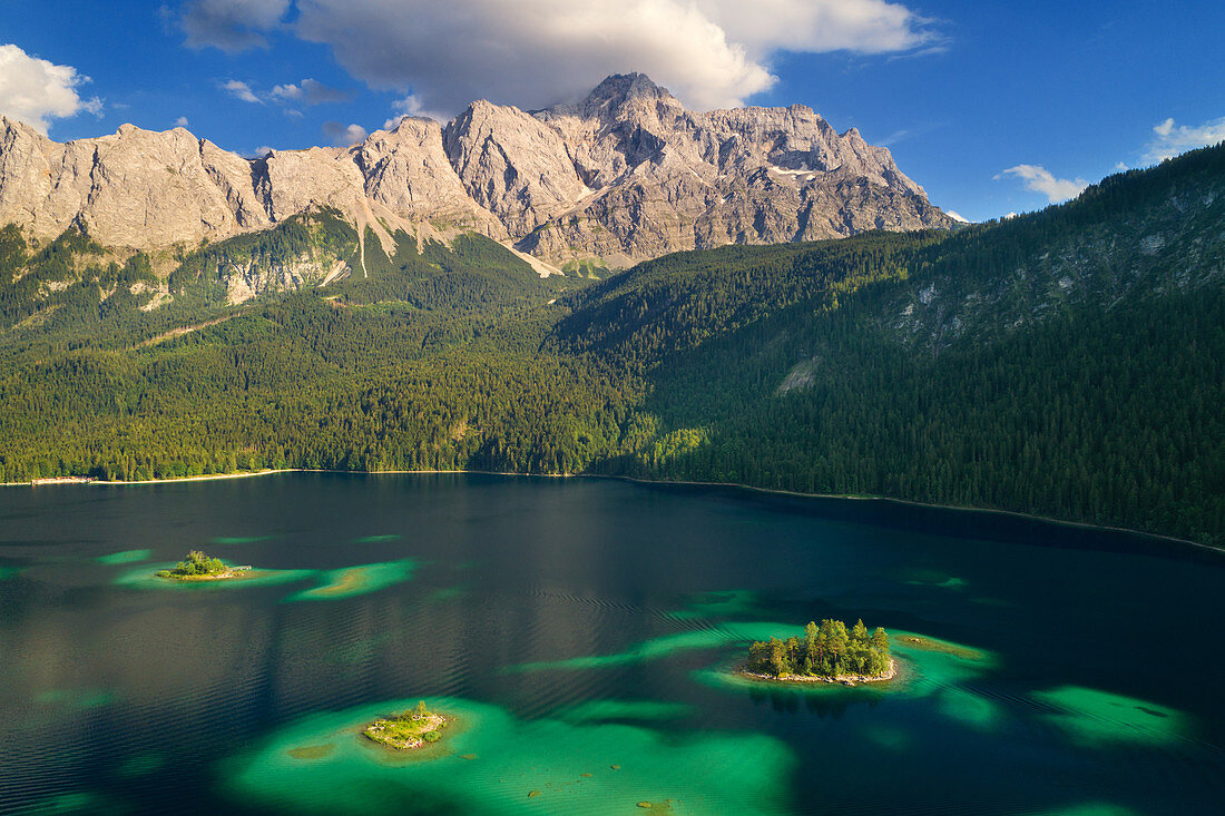 Luftaufnahme vom Eibsee im Sommer, Zugspitzregion, Garmisch-Partenkirchen, Bayern, Deutschland, Europa