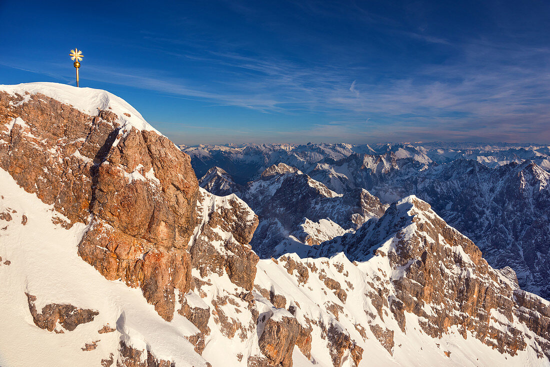 Die Zugspitze mit Aussicht auf die Alpen, Garmisch-Partenkirchen, Bayern, Deutschland, Europa