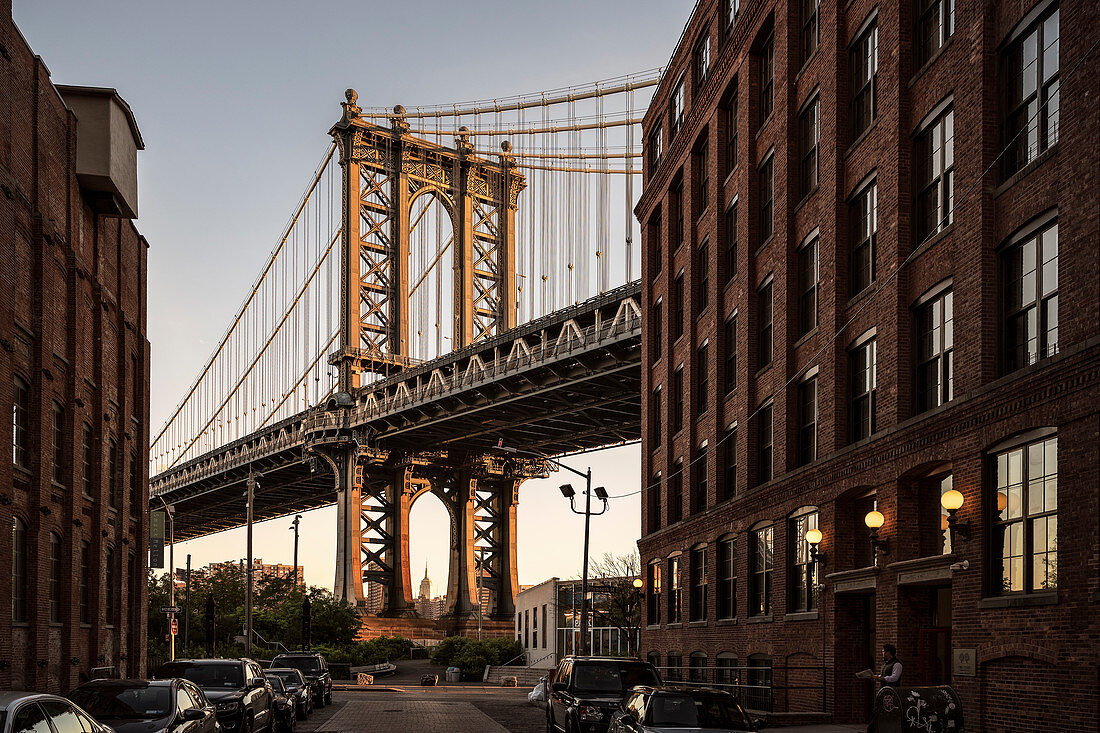 ikonischer Blick auf Washington Brücke und Empire State Building, DUMBO, Brooklyn, New York City, Vereinigte Staaten von Amerika, USA, Nordamerika