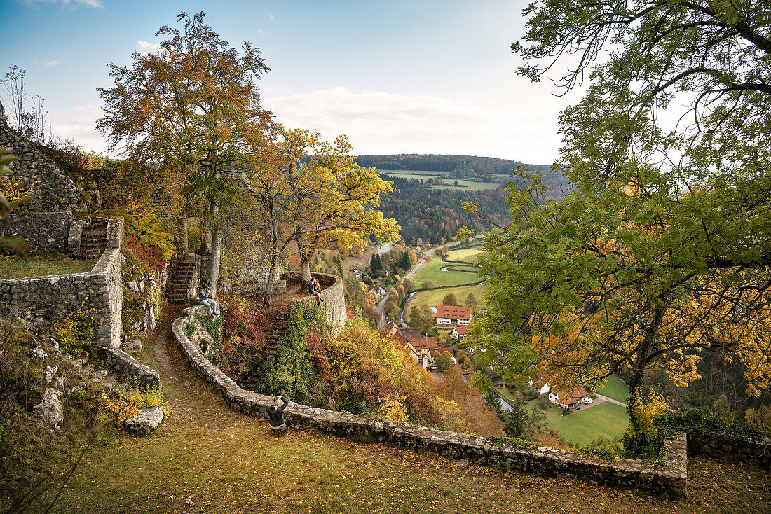 Two photographers shoot kissing couple, view from the castle ruin Hohengundelfingen, UNESCO Biosphere Reserve Great Lauter Valley, Swabian Alb, Baden-Wuerttemberg, Germany