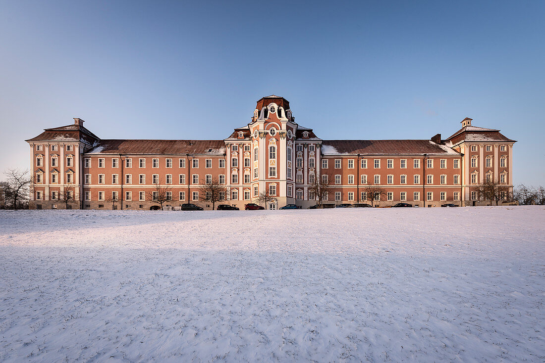 barocke Benediktinerabtei Kloster Wiblingen bei Ulm umgeben von Schnee, Baden-Württemberg, Deutschland