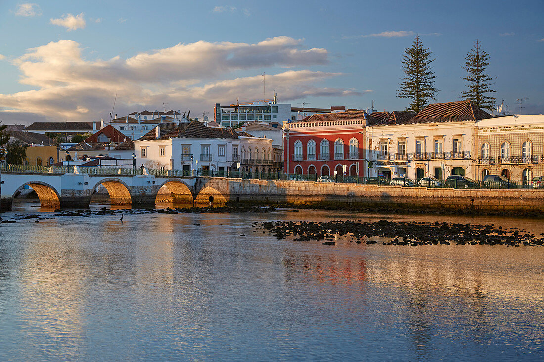 Häuser am Gilao in Tavira, Sonnenuntergang, Distrikt Faro, Region Algarve, Portugal, Europa