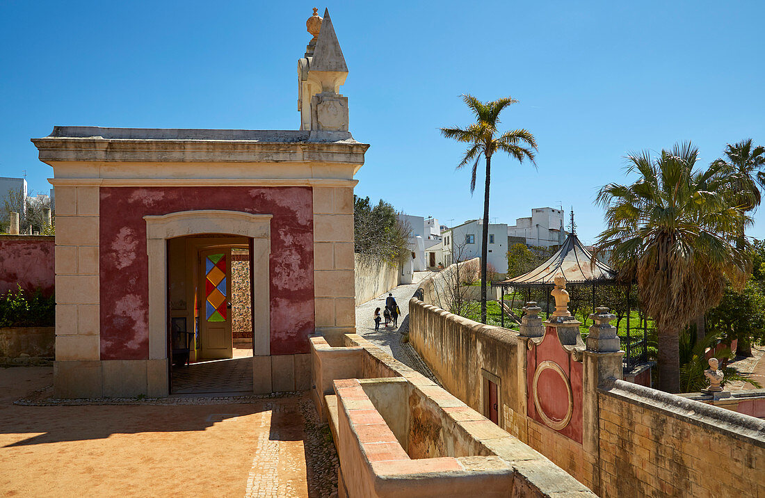 Pavillon mit bunten Fenstern und Azulejos, Palácio de Estói, Rokoko - Nachbau, Pousada, Estói, Distrikt Faro, Region Algarve, Portugal, Europa