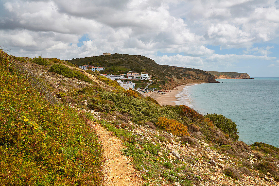 Blick auf Steilküste und Strand von Salema, Parque Natural do Sudoeste Alentejano e Costa Vicentina, Atlantik, Distrikt Faro, Region Algarve, Portugal, Europa