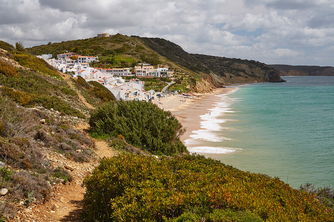 Blick auf Steilküste und Strand von Salema, Parque Natural do Sudoeste Alentejano e Costa Vicentina, Atlantik, Distrikt Faro, Region Algarve, Portugal, Europa