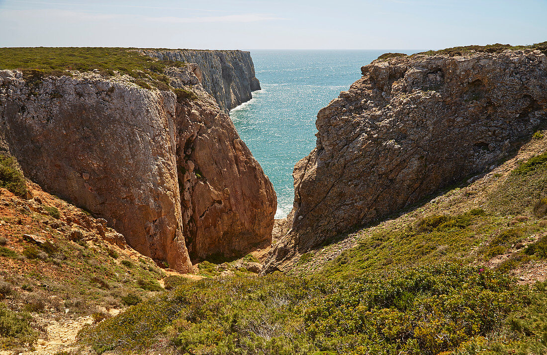 Steilküste bei Sagres, Parque Natural do Sudoeste Alentejano e Costa Vicentina, Atlantik, Distrikt Faro, Region Algarve, Portugal, Europa