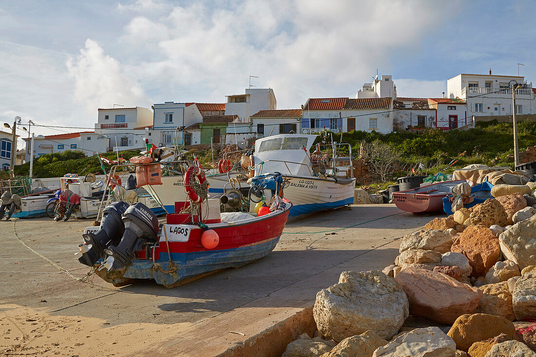 Fischerboote am Strand von Salema, Parque Natural do Sudoeste Alentejano e Costa Vicentina, Atlantik, Distrikt Faro, Region Algarve, Portugal, Europa