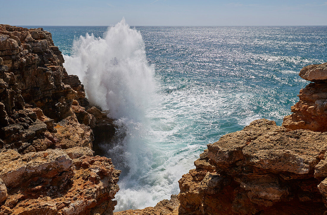 Welle bricht sich an Steilküste bei Sagres, Parque Natural do Sudoeste Alentejano e Costa Vicentina, Atlantik, Distrikt Faro, Region Algarve, Portugal, Europa