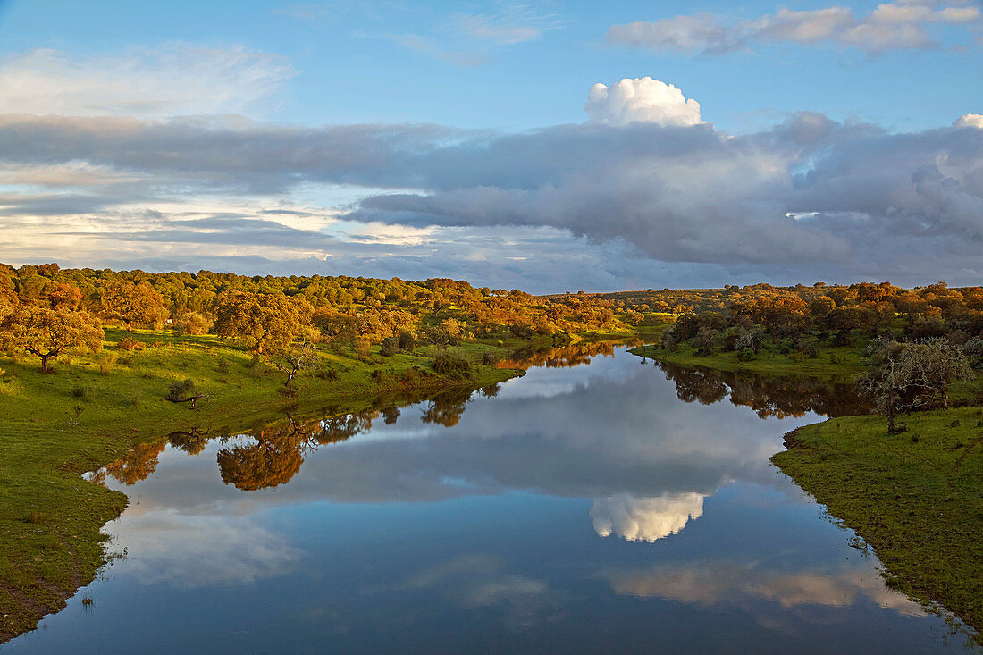 Sonnenuntergang am Stausee bei Pedrógao, Distrikt Beja, Region Alentejo, Portugal, Europa