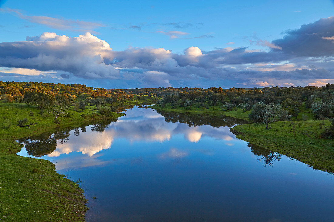 Sonnenuntergang am Stausee bei Pedrógao, Distrikt Beja, Region Alentejo, Portugal, Europa