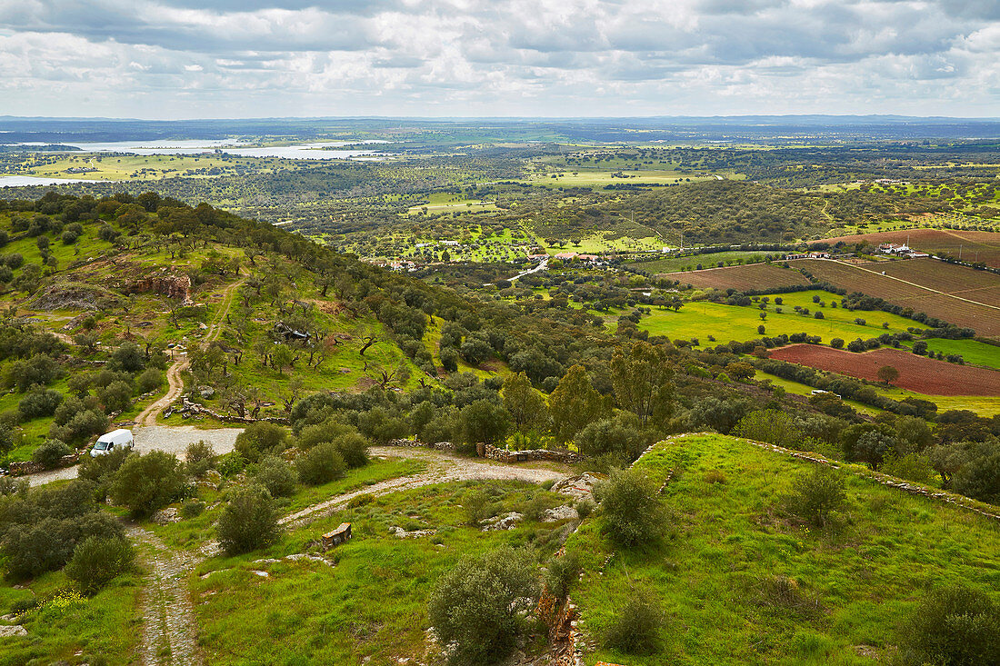 Blick vom Bergdorf Monsaraz zum Stausee von Alqueva, Distrikt Évora, Region Alentejo, Portugal, Europa