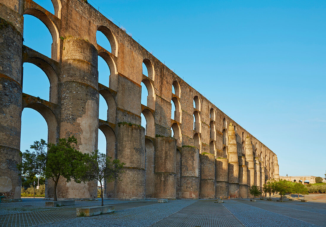 Amoreira - Aqueduct at Elvas, Aqueduto da Amoreira (built 1498-1622, 843 arches, up to 5 storeys, Architect: Francisco de Arruda), District Portalegre, Region of Alentejo, Portugal, Europe