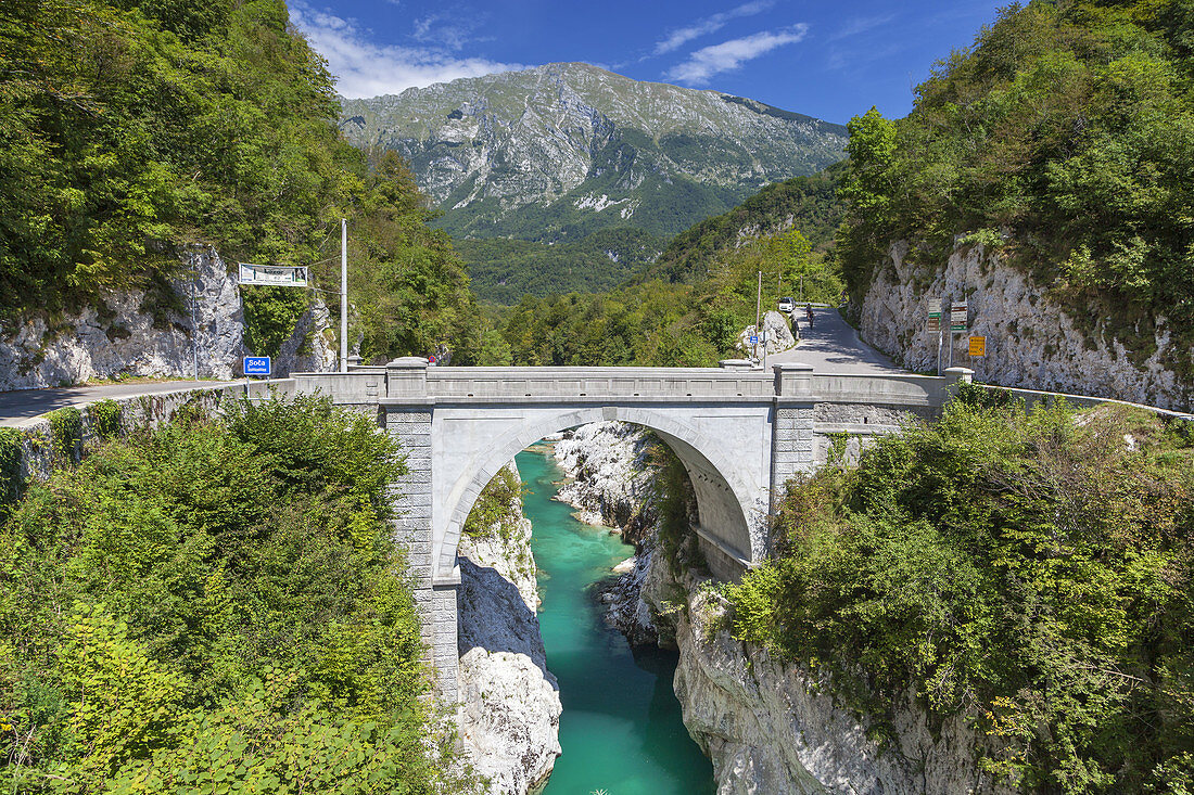 Brücke über die große Schlucht - Velika korita - Fluss Soča im Soča-Tal bei Kobarid, Julische Alpen, Goriška, Primorska, Slowenien, Mitteleuropa, Europa