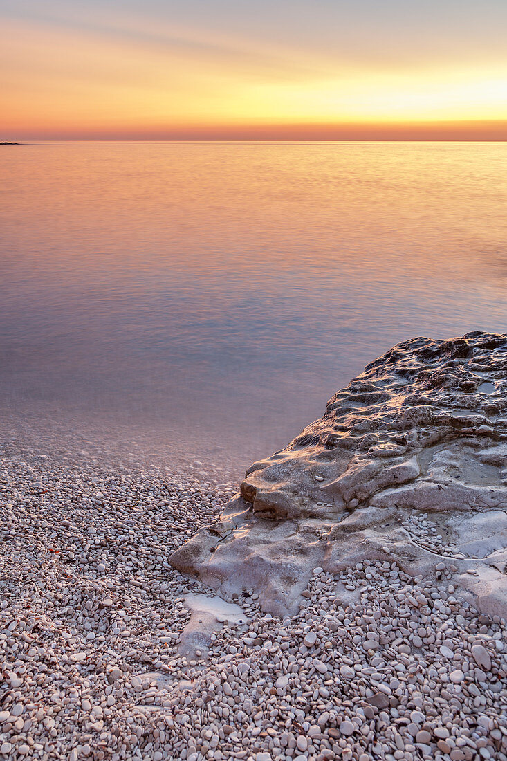 Strand im Abendrot auf der Insel Dugi Otok, Veli Rat, Zadar, Norddalmatien, Dalmatien, Kroatien, Südeuropa, Europa