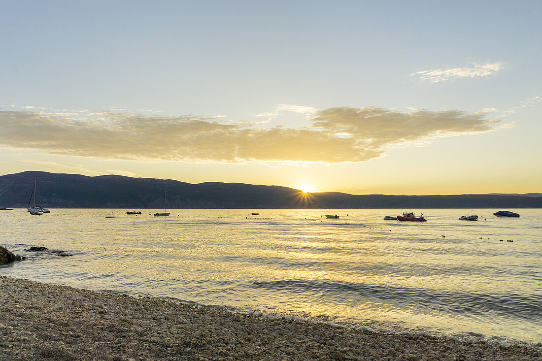 Sonnenuntergang am Strand in Glavotok auf der Insel Krk, Kvarner Bucht, Primorje-Gorski kotar, Nordkroatien, Kroatien, Südeuropa, Europa