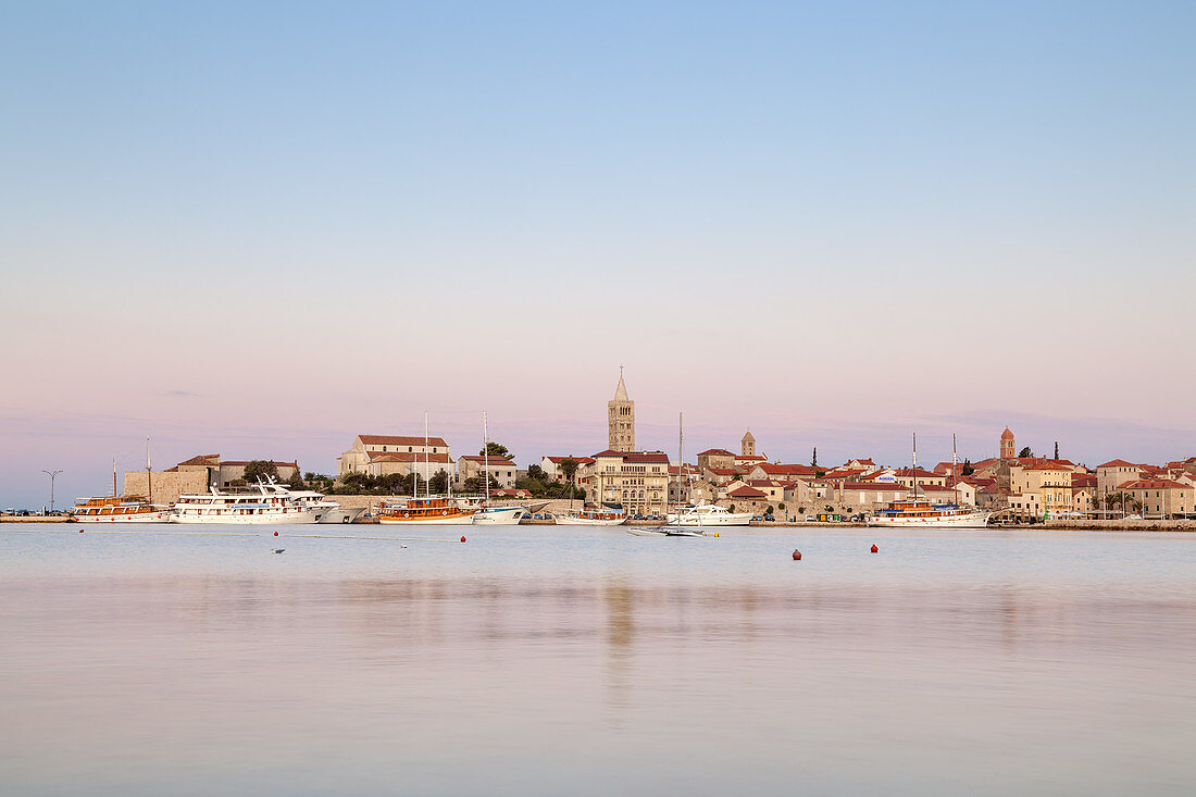 Blick auf den Hafen und die Altstadt von Rab, Insel Rab, Primorje-Gorski kotar, Kvarner Bucht, Kroatien, Südeuropa, Europa