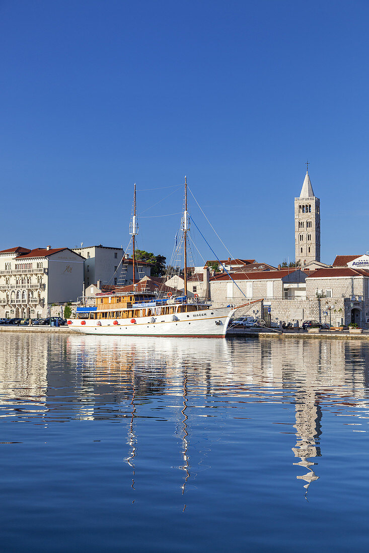 Blick auf den Hafen und die Altstadt von Rab, Insel Rab, Primorje-Gorski kotar, Kvarner Bucht, Kroatien, Südeuropa, Europa