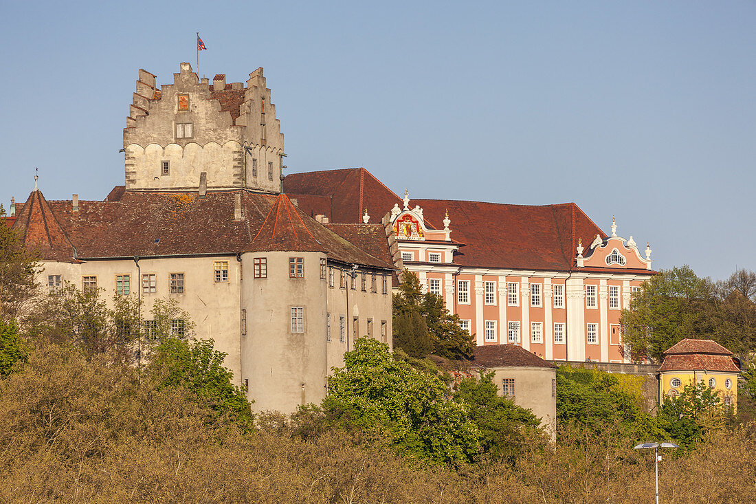Blick auf Burg Meersburg und Neues Schloss, Meersburg, Bodenseekreis, Baden, Baden-Württemberg, Süddeutschland, Deutschland, Europa
