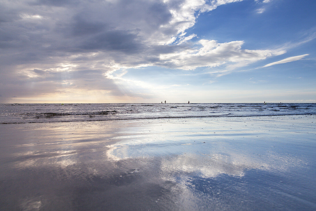 Strand in St. Peter-Ording, Halbinsel Eiderstedt, Nordfriesland, Schleswig-Holstein, Norddeutschland, Deutschland, Europa