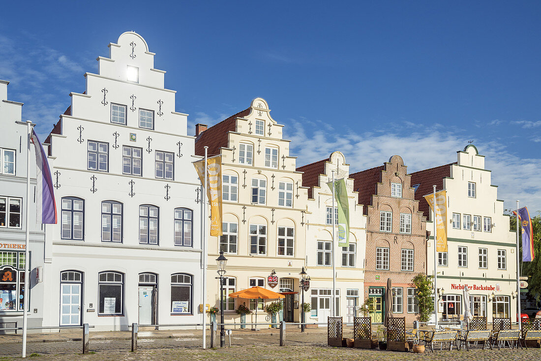 Giebelhäuser am Marktplatz, Friedrichstadt, Nordfriesland, Schleswig-Holstein, Norddeutschland, Deutschland, Europa