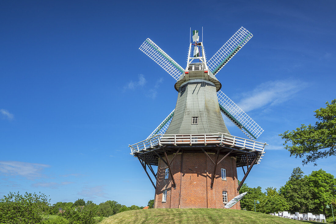 Windmühle von Greetsiel, Krummhörn, Ostfriesland, Niedersachsen, Norddeutschland, Deutschland, Europa