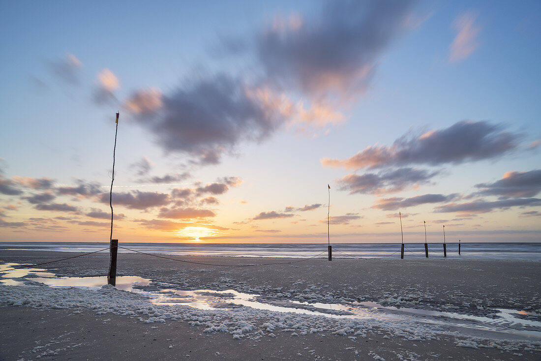 Sonnenuntergang nach Sturm am Strand von Insel Norderney, Ostfriesland, Niedersachsen, Norddeutschland, Deutschland, Europa