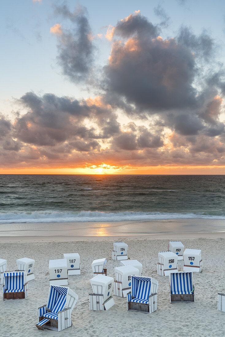 Sonnenuntergang am Strand von Kampen, Insel Sylt, Nordfriesland, Schleswig-Holstein, Norddeutschland, Deutschland, Europa