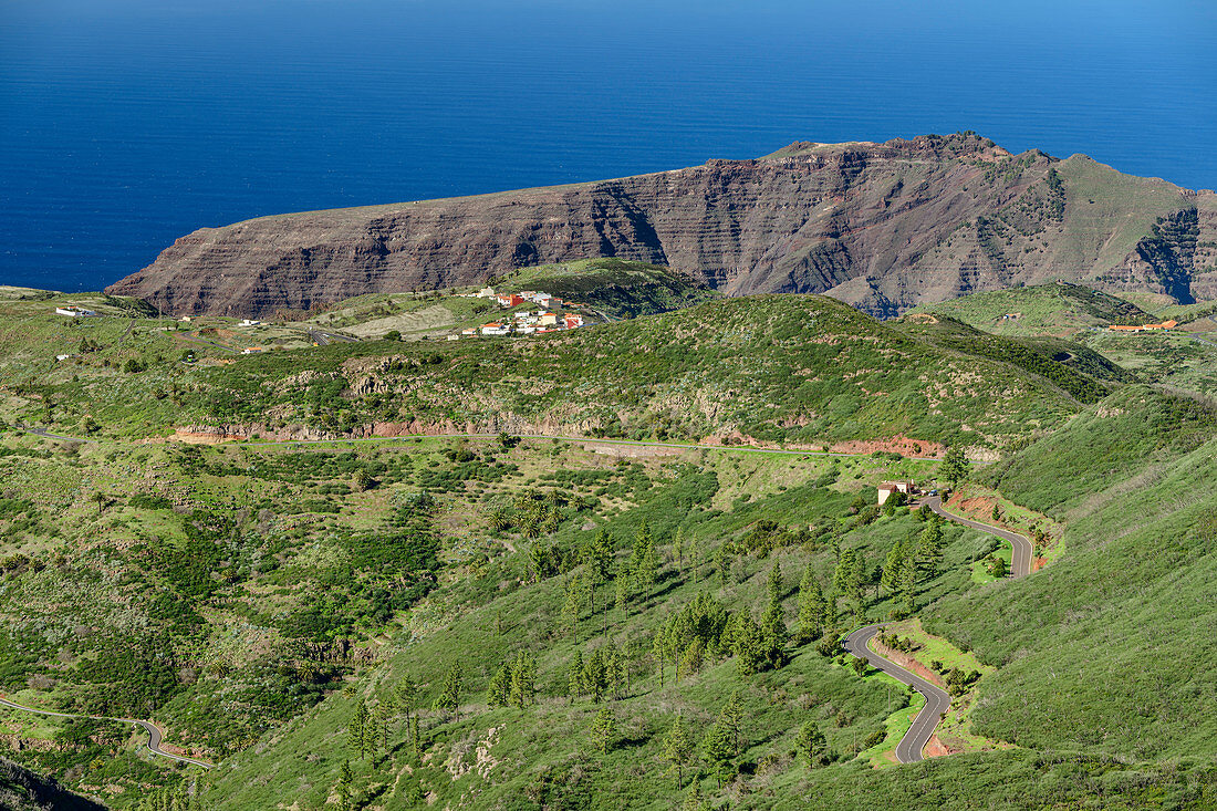 Häuser von Chipude mit La Merica im Hintergrund, La Gomera, Kanarische Inseln, Kanaren, Spanien
